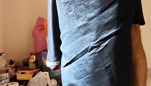 Hintli evli kadın kocasının arkadaşıyla ayakta sert sikişiyor