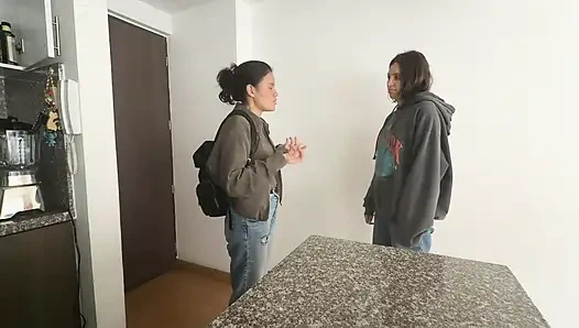 Лесбиянка доминирует надо мной перед работой