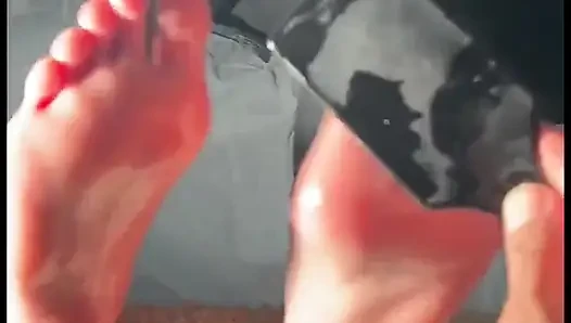 Digelitik dengan sikat rambut