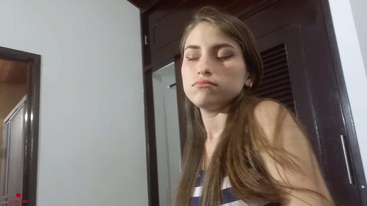 無邪気な顔をした義理の妹は、私に素晴らしいオーラルをさせてほしいと頼みます