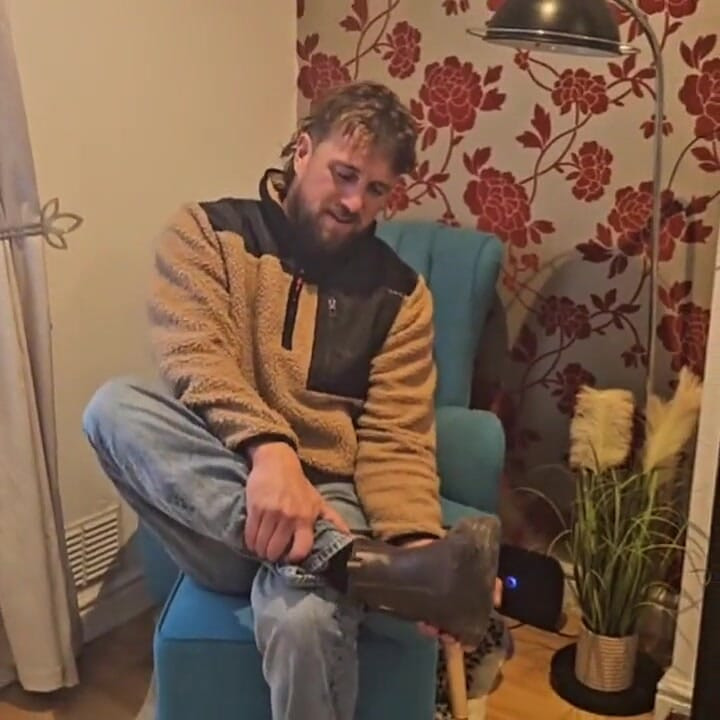 รองเท้าบูทเหงื่อและเท้าบูชาหลังจากทํางานหนักมาทั้งวัน