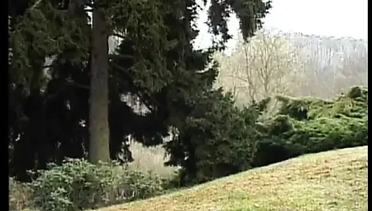Vollbusige rothaarige schlampe lutscht und fickt großen schwanz im freien