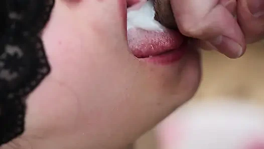 Cewek amatir super closeup crot di mulut dan telan sperma