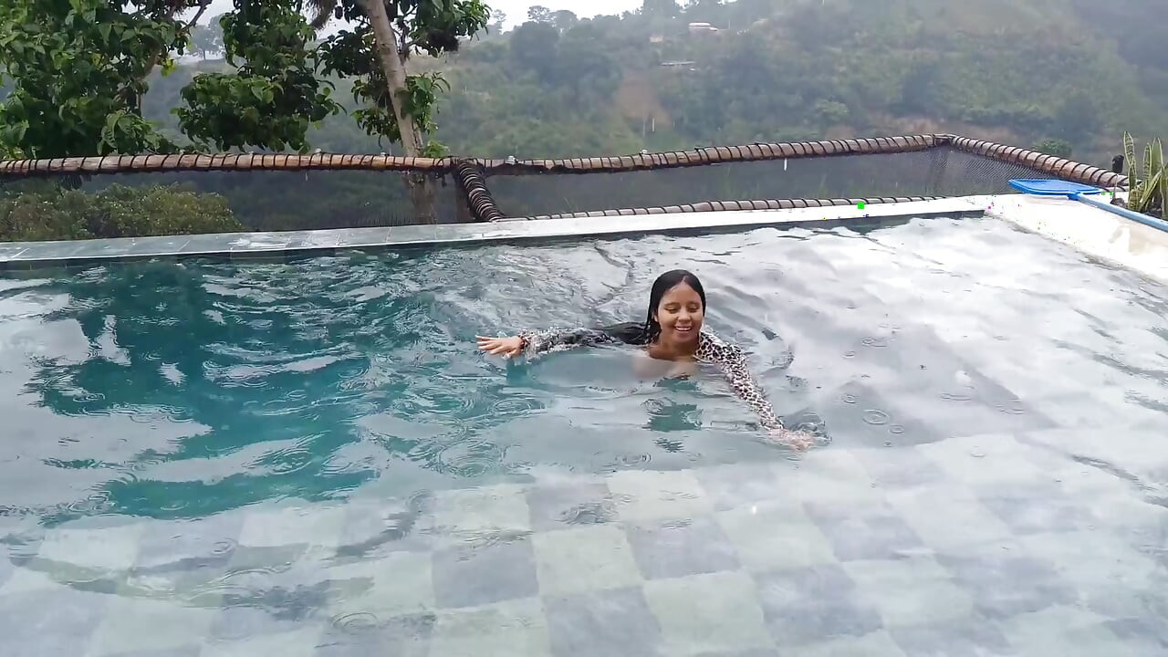 Fetiche mútuo de chupar leite: almoço na piscina se transforma em intensa sessão de amamentação