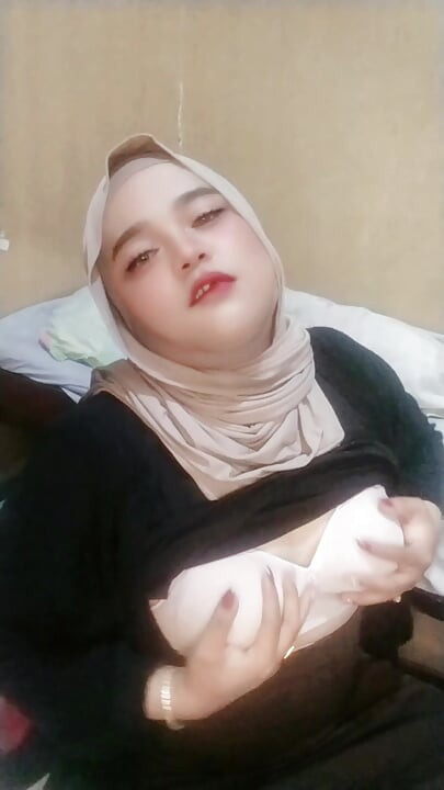 حجاب كروسديكسر إيفي تلعب مع مؤخرتها