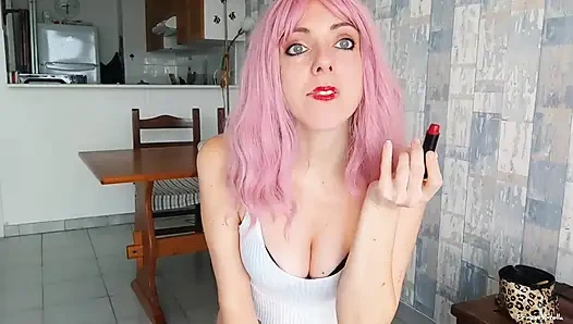 Kadın kılıklı kadın egemenliği makyaj yapıyor