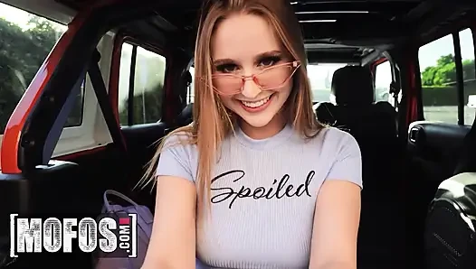 Mofos - seksi Laney Grey Charles'a açık havada sert binerek plansız bir duraktan en iyi şekilde kurtuluyor