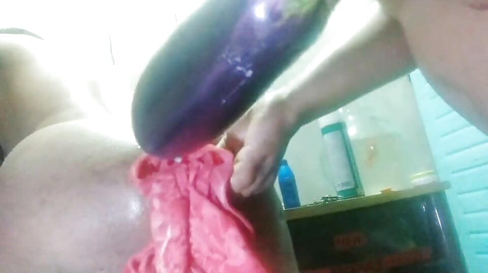Amiga fodeu o cu do namorado com a mão.