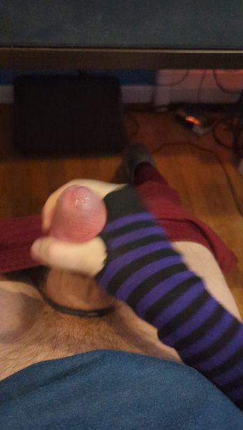 Femboy fait des chattes avec des chauffe-bras sur : 3