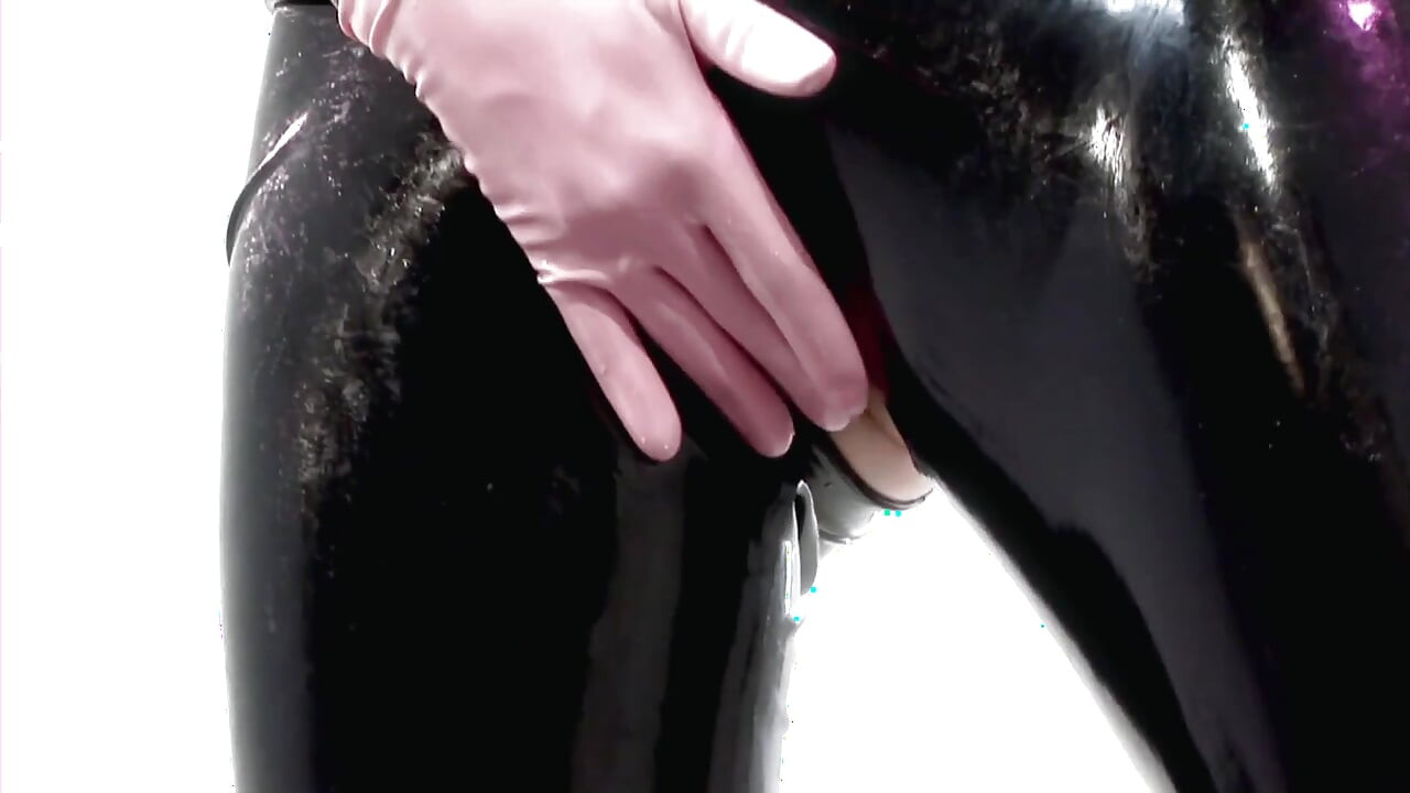 Latex femdom sitting on a slave's face