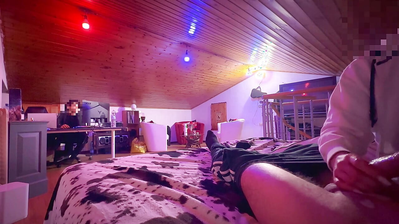 Friend Edges My Cock por 13 min, me para de gozar várias vezes enquanto colega de quarto assiste - acabamento explosivo pov