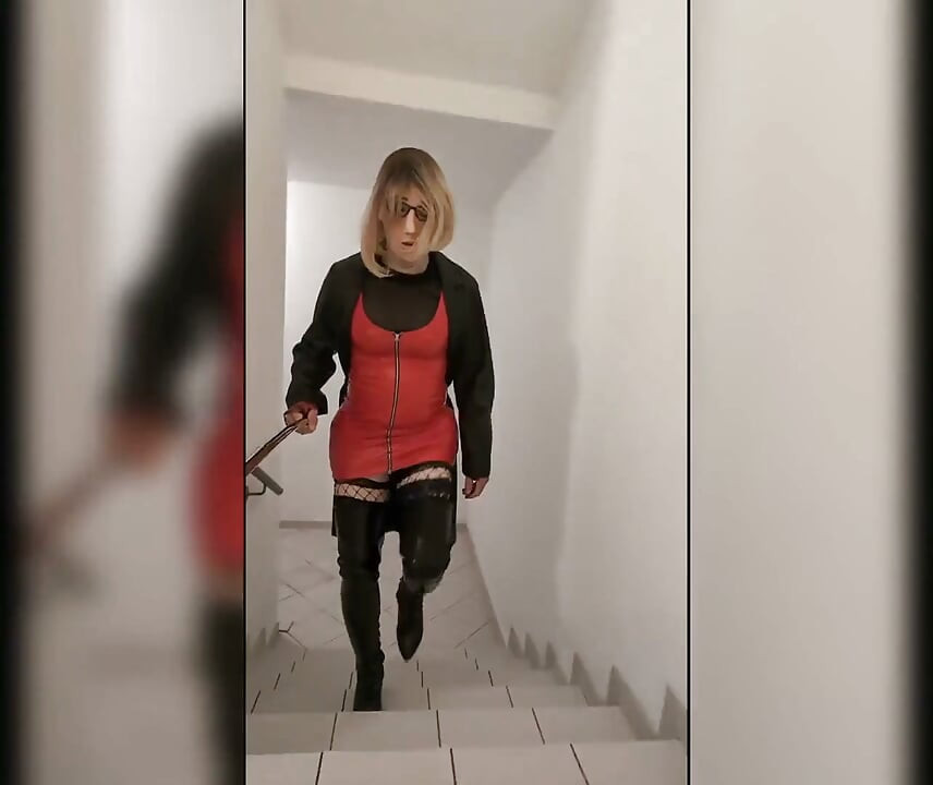 Jalan-jalan di lapangan parkir, cewek rambut pirang dengan sepatu bot super ketat, gaun pvc merah, dan bulu panjang