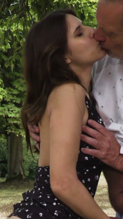Varm Babe Bliver Fucked Udendørs af Sølv Ræv - Oldje Exclusive | Klip 1