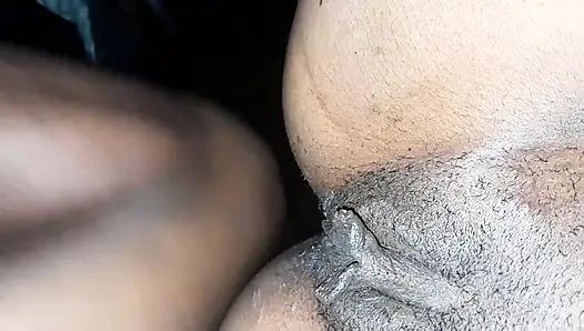 Büyük götlü evli kadın amcığını sikiyor kremsi sulu ve ıslak büyük zenci yarağıyla domaltarak yarak emiyor