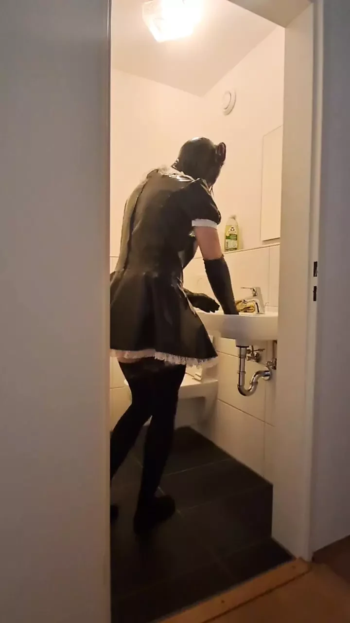Esclave tapette en cage - elle nettoie la salle de bain pour sa maîtresse et son copain