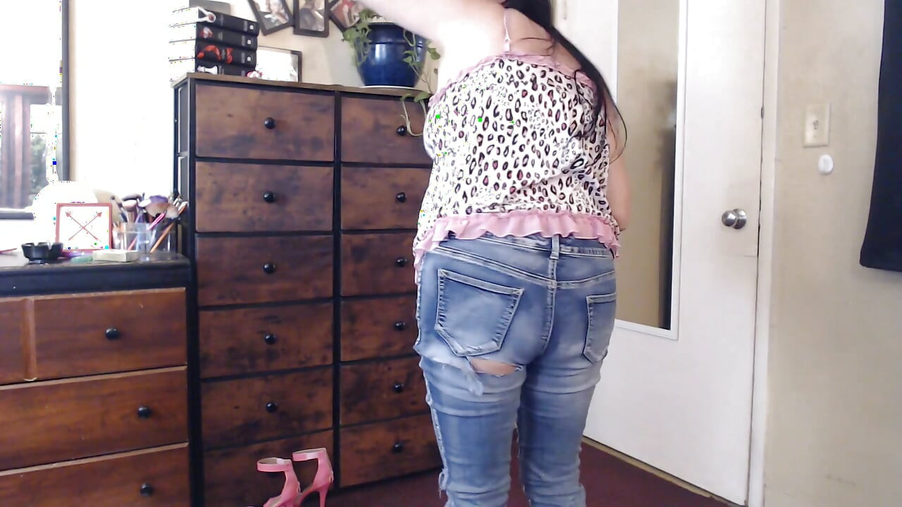 Tight skinny jean rip