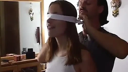 Genç kız kimin yarağını emdiğini göremiyor