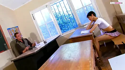 Sıska kaltak öğretmenlerin yarağını emiyor ve sonra her iki delikten de sert sikiliyor
