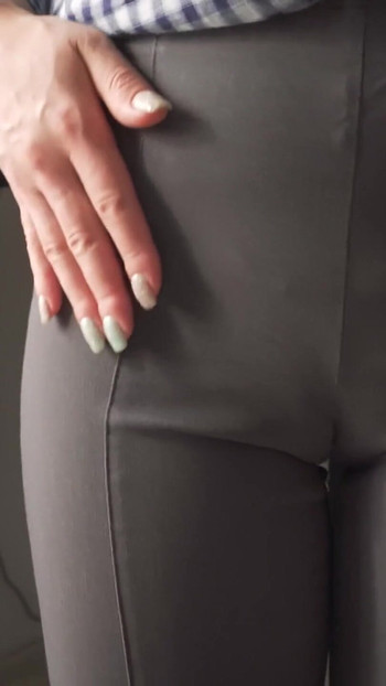 Une secrétaire coquine vous séduit avec son cameltoe en pantalon moulant | Clip 1
