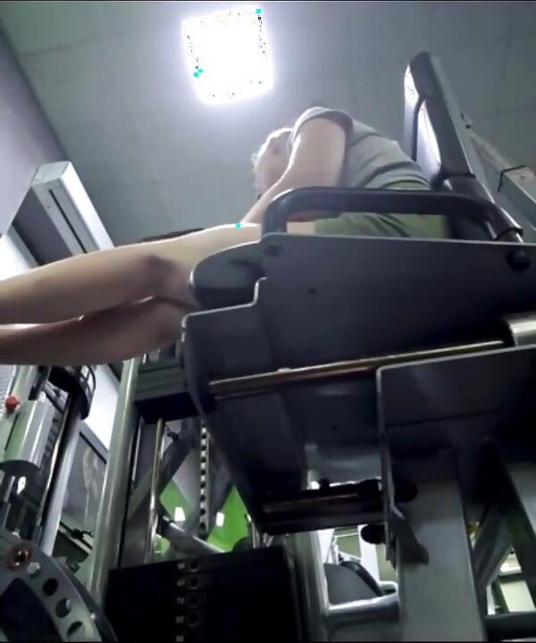 Masturbare la sală: Frumusețe excitată în Fit Gym își masează pizda și ejaculează pe o bancă în vestiar