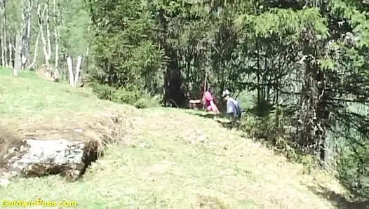 Alman üçlü grup seks açık havada sikişiyor