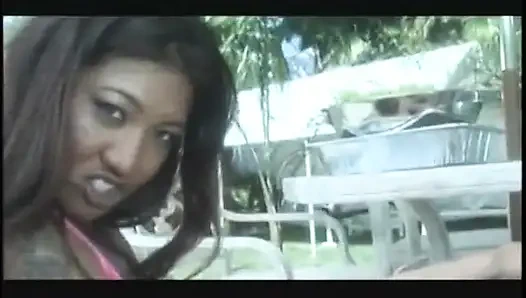 Zwei geile MILFS brauen warmes weißes sperma