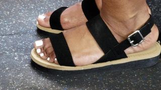 Mijn buurvrouw voeten in sandalen deel 2