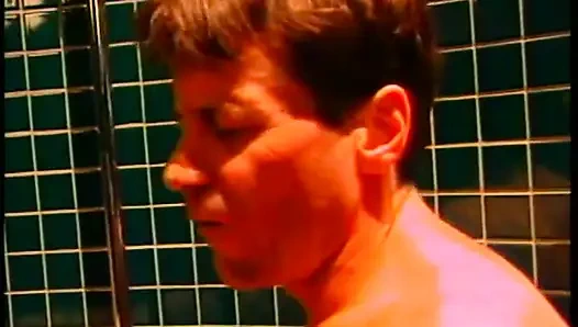 Возбужденной крошке нравится, когда в ее тугие дырки двойным проникновением два огромных члена