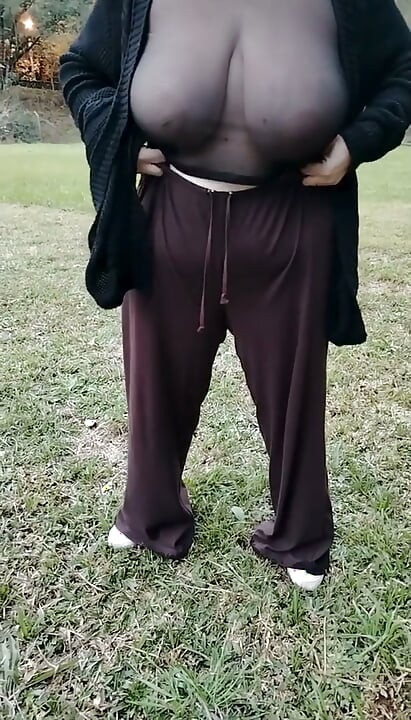 Ibu tiri saya berjalan dengan T-shirt transparan.