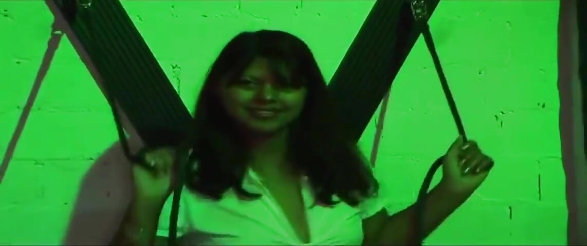 Orgie sălbatică în club cu gagici excitate care sug și linge peste tot