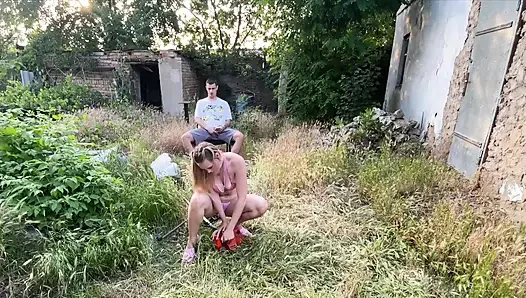 Cranking Cutie in Heels Fails to Start Wet Job Instead