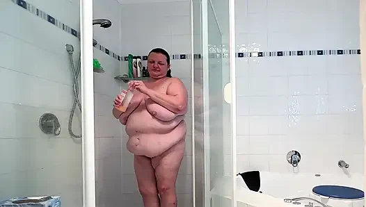 Istri nakal di kamar mandi