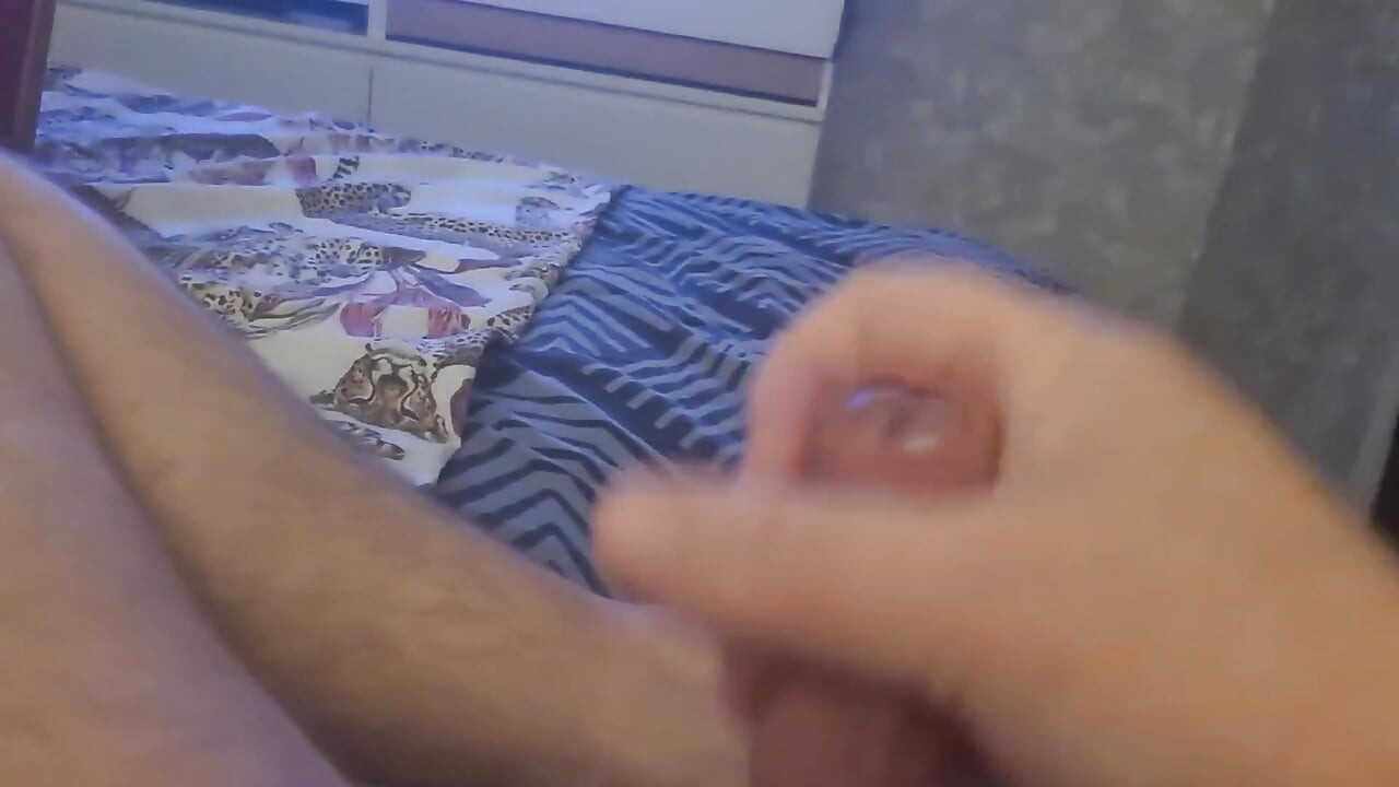 Starac leži na krevetu i drka svoj veliki kurac, obožava ovo