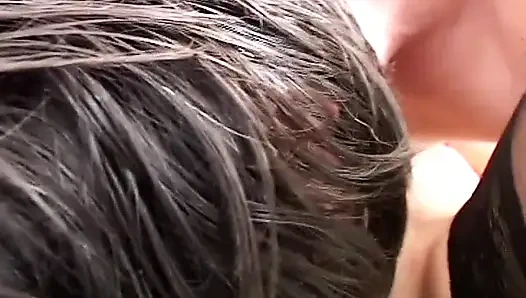 Güneş gözlüklü amatör esmer orta yaşlı seksi kadın sikiliyor ve filme alıyor