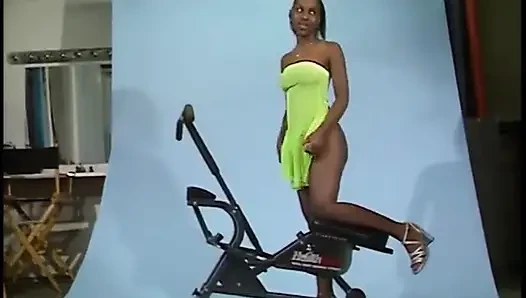 Junge schwarze schönheit lutscht schwanz von altem weißen typen beim fotoshooting