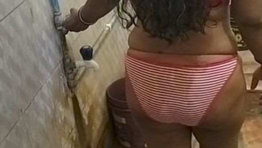 L'indiana indiana adora farsi scopare facendo sesso in doccia