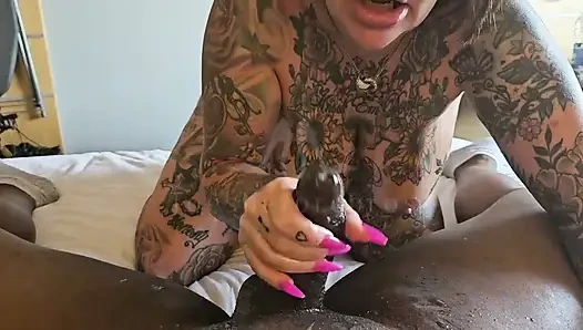 Tätowierte tylerin, handjob & footjob