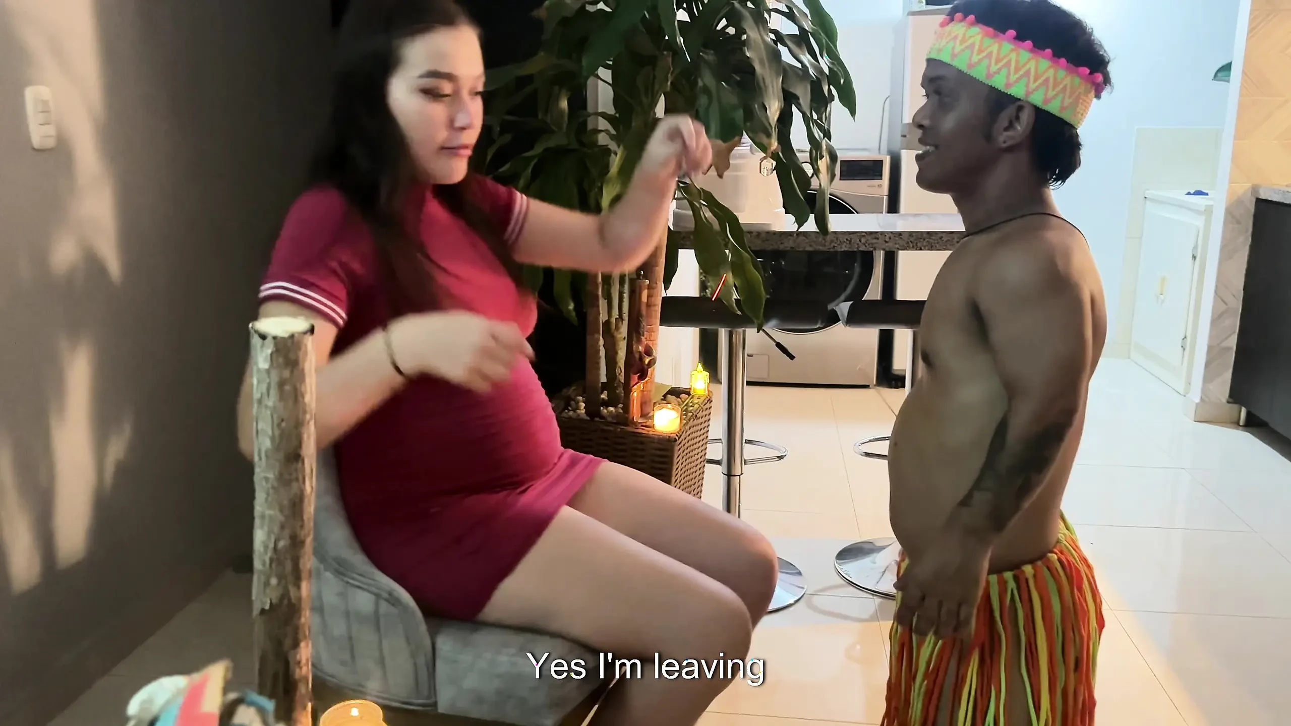 Le doy a mi hermanastra caliente un show hawaiano muy sexy, ella se pone cachonda y termo metiendo mi bonita polla en su enorme culo