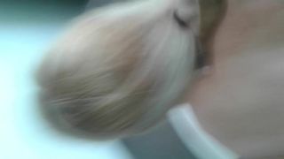 Russische blondine wil dat zwarte pik op haar gezicht klaarkomt