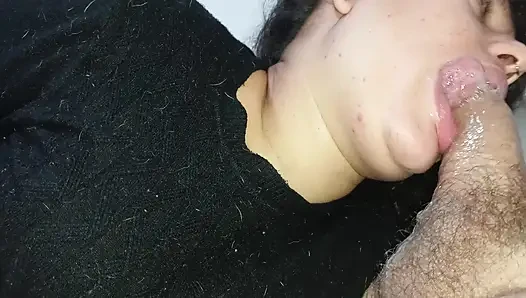 GLUTTONOUS YARAĞıNı SAPıNA, DERIN GıRTLAĞıNA KADAR YUTUYOR