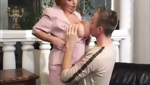 Heiße reife mit dicken möpsen weiß, wie man hart im doggystyle fickt