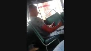 paja con corrida en el bus