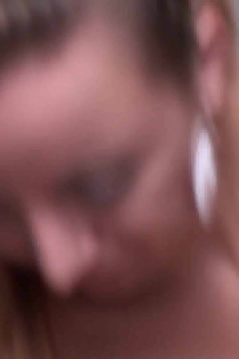 黑发女郎在厨房里压碎食物