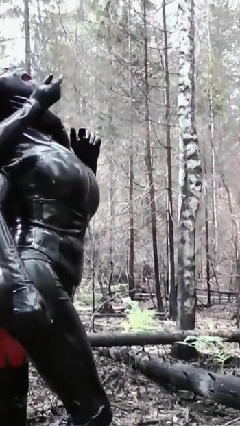 Nezaboravan trenutak iz "Videa poniženja, lateks gumena seksualna BDSM gospodarica u mačjem kostimu"