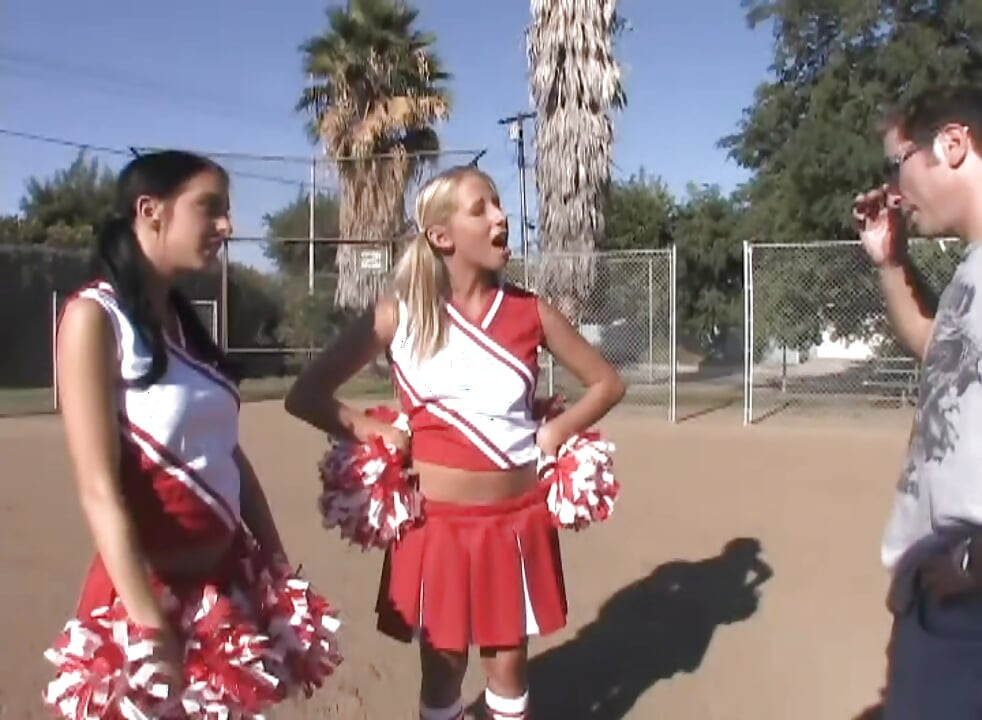 कामुक चीयरलीडर तीन लोगों की चुदाई: ऊँगली चाटना और तिहरे छेद वाला लंड तेज़ करना