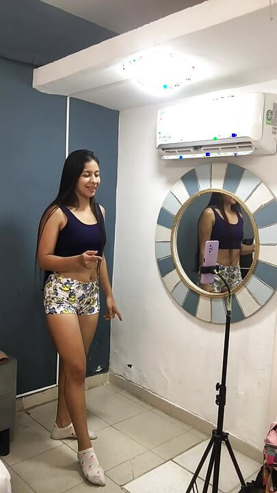 Die schöne Latina überrascht ihren Stiefvater mit ihrem großen Hintern.