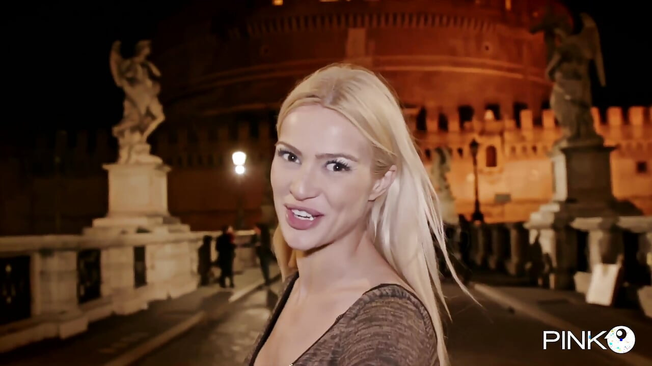 The gorgeous and sexy blonde Cherry Kiss loves it in the ass