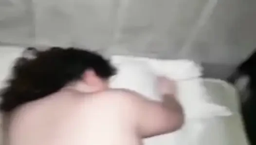 Über das bett beugt bbc hardcore-arschloch zum muschi-hämmern