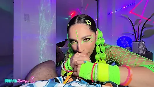 Madison Wilde светится электричеством под УФ-излучением и управляет всей комнатой!