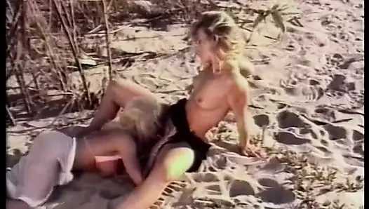 Sarışın lezbiyen aşıklar kumlu plajda birbirlerini yalıyor - nostaljik video- ses yok, ama müzik